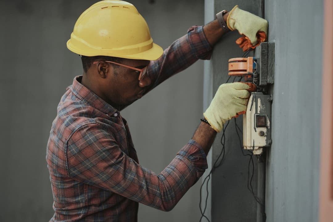 Equipe técnica do Grupo Gotec em serviço de energia